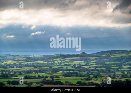 Pilsdon, Dorset, Regno Unito. 2 ottobre 2024. Meteo nel Regno Unito. Vista generale su Marshwood vale guardando a sud verso Bridport e Colmers Hill nel Dorset mentre fasci di luce del sole cercano di rompere le nuvole in un giorno coperto. Crediti fotografici: Graham Hunt/Alamy Live News Foto Stock