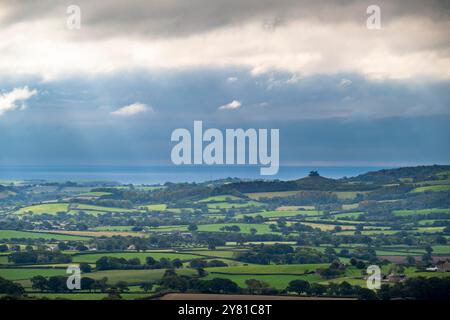 Pilsdon, Dorset, Regno Unito. 2 ottobre 2024. Meteo nel Regno Unito. Vista generale su Marshwood vale guardando a sud verso Bridport e Colmers Hill nel Dorset mentre fasci di luce del sole cercano di rompere le nuvole in un giorno coperto. Crediti fotografici: Graham Hunt/Alamy Live News Foto Stock