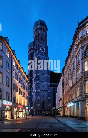 Monaco di Baviera, Germania - 18 aprile 2024: La Frauenkirche, cattedrale della Madonna. È un punto di riferimento ed è considerato un simbolo della Baviera Foto Stock