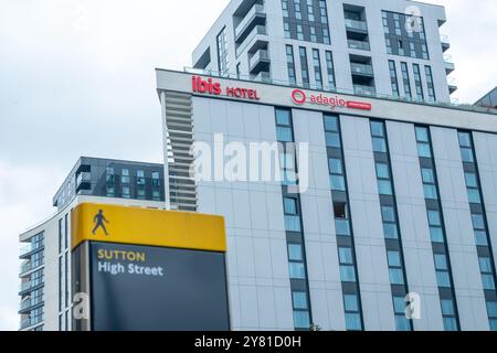 SUTTON, LONDRA - 10 SETTEMBRE 2024: Ibis Hotel e Adagio, a parte l'hotel dalla via principale di Sutton. Foto Stock
