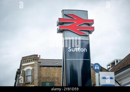 SUTTON, LONDRA - 10 SETTEMBRE 2024: Stazione ferroviaria di Sutton nel sud di Londra - stazione principale di Sutton servita dai treni Southern e Thames Link. Foto Stock