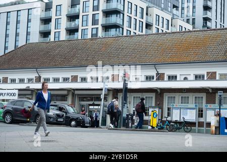 SUTTON, LONDRA - 10 SETTEMBRE 2024: Stazione ferroviaria di Sutton nel sud di Londra - stazione principale di Sutton servita dai treni Southern e Thames Link. Foto Stock