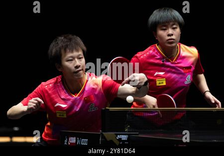 Pechino, Cina. 2 ottobre 2024. LIN Gaoyuan (L)/Wang Yidi competono durante i quarti di finale di doppio misto tra Lin Gaoyuan/Wang Yidi della Cina e Pang Koen (Singapore)/Chen SZU-yu (Taipei cinese) al 2024 World Table Tennis (WTT) China Smash a Pechino, Cina, 2 ottobre 2024. Crediti: Xiao Yijiu/Xinhua/Alamy Live News Foto Stock