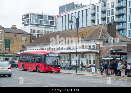 SUTTON, LONDRA - 10 SETTEMBRE 2024: Stazione ferroviaria di Sutton nel sud di Londra - stazione principale di Sutton servita dai treni Southern e Thames Link. Foto Stock