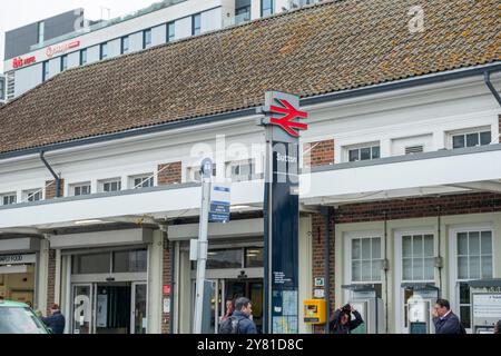 SUTTON, LONDRA - 10 SETTEMBRE 2024: Stazione ferroviaria di Sutton nel sud di Londra - stazione principale di Sutton servita dai treni Southern e Thames Link. Foto Stock