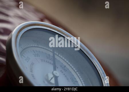 Puntatore che mostra la temperatura sul termometro su un barbecue Foto Stock