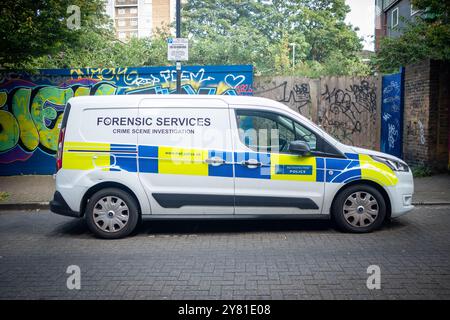 LONDRA - 13 SETTEMBRE 2024: British Forensic Services Crime Scene Investigation Police Vehicle vicino alla stazione di polizia di Brixton Foto Stock