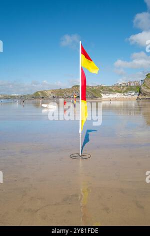 Bandiere rosse e gialle che indicano l'area pattugliata dai bagnini RNLI sulla GT Great Western Beach a Newquay in Cornovaglia nel Regno Unito. Foto Stock