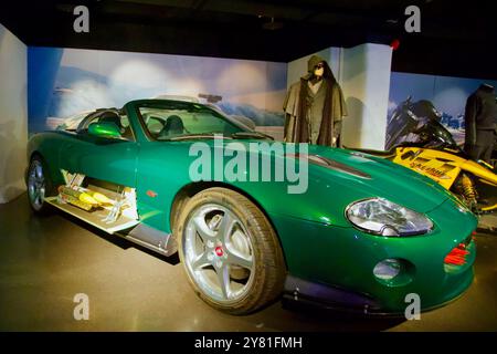 Die Another Day 2002 - Jaguar XKR 2002. Bond in Motion Exhibition, London Film Museum, Covent Garden, Londra, Inghilterra. Foto Stock