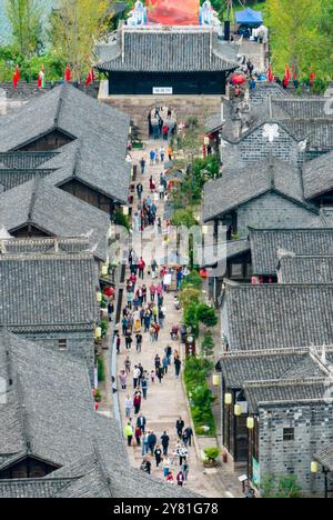 Pechino, la provincia cinese del Sichuan. 1 ottobre 2024. Una foto aerea con un drone mostra i turisti che visitano un'antica città nella contea di Pingshan, Yibin, nella provincia del Sichuan, nel sud-ovest della Cina, il 1° ottobre 2024. Il periodo delle festività nazionali, che va dal 1° ottobre al 7 ottobre di quest'anno, è un periodo di picco turistico e turistico in Cina. Crediti: Zhuang GE'er/Xinhua/Alamy Live News Foto Stock