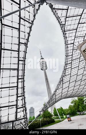 Monaco di Baviera, Germania - 18 aprile 2024: Torre della televisione nel Parco Olimpico. Si tratta di un'arena polifunzionale, costruita per le Olimpiadi estive del 1972 Foto Stock