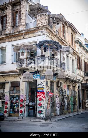 Graffiti sparsi in molti edifici intorno al centro di Atene. Un po' di vandalismo, un po' d'arte, che e' quello che decidi tu Foto Stock