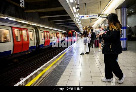 Londra, Regno Unito. Treno della metropolitana che arriva ad una piattaforma della stazione della metropolitana di Blackfriars Foto Stock