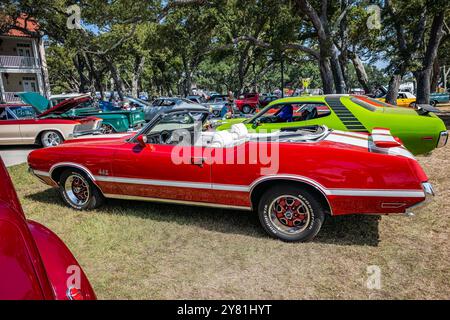 Gulfport, MS - 3 ottobre 2023: Vista laterale ad alta prospettiva di una Oldsmobile 442 W-30 Convertibile del 1970 in occasione di un salone di auto locale. Foto Stock