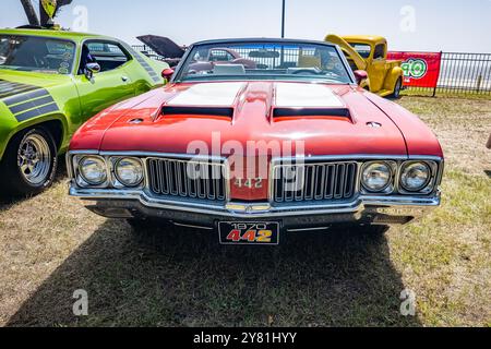 Gulfport, MS - 3 ottobre 2023: Vista frontale ad alta prospettiva di una Oldsmobile 442 W-30 Convertibile del 1970 in occasione di un salone di auto locale. Foto Stock