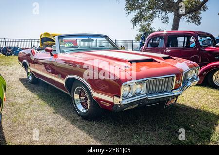 Gulfport, MS - 3 ottobre 2023: Vista dall'angolo anteriore ad alta prospettiva di un Oldsmobile 442 W-30 Convertibile del 1970 in occasione di una mostra automobilistica locale. Foto Stock