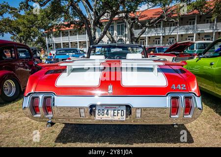 Gulfport, MS - 3 ottobre 2023: Vista posteriore ad alta prospettiva di un Oldsmobile 442 W-30 Convertibile del 1970 in occasione di un salone di auto locale. Foto Stock