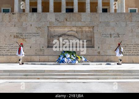 Soldati che prendono parte alla cerimonia del cambio della Guardia presso la Tomba del Milite Ignoto fuori dall'edificio del Parlamento greco ad Atene Foto Stock