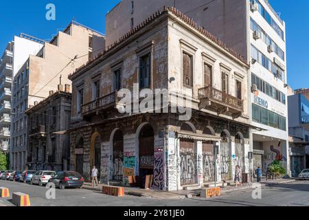 Graffiti sparsi in molti edifici intorno al centro di Atene. Un po' di vandalismo, un po' d'arte, che e' quello che decidi tu Foto Stock