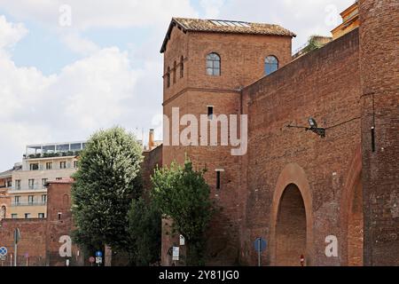 Antiche mura cittadine, porta Pinciana, Roma, Italia Foto Stock