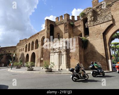 Antiche mura cittadine, porta Pinciana, Roma, Italia Foto Stock