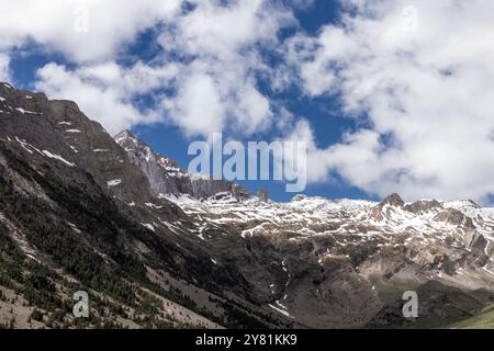 Snow Mountain Range sotto il cielo blu con nuvole all'inizio della primavera Foto Stock