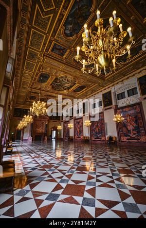 Monaco di Baviera, Germania - 18 aprile 2024: Magnifica sala all'interno della Munich Residenz (Münchner Residenz), un palazzo reale situato nel centro della città Foto Stock