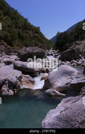 Paesaggio fluviale con aspre formazioni rocciose, acqua che scorre e bellezza naturale, che mostra la serenità dell'aria aperta. Foto Stock