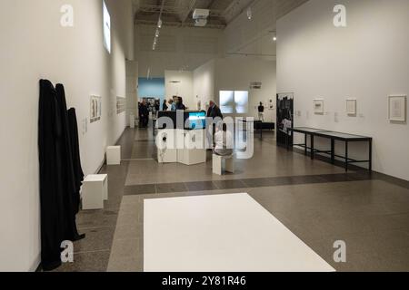 Einzelausstellung musica della mente von Yoko Ono a Düsseldorf. Ausstellungsraum in der Stiftung Kunstsammlung Nordrhein-Westfalen mit Werken der Musikerin und Künstlerin Yoko Ono. Im Übrigen bezeichnen K20 und K21 der Stiftung Kunstsammlung Nordrhein-Westfalen in Düsseldorf Kunst des 20. und des 21. Jahrhunderts. BEI Yoko Ono ist's beides. Düsseldorf Nordrhein-Westfalen Deutschland *** Mostra personale Music of the Mind di Yoko Ono a Düsseldorf spazio espositivo nella Stiftung Kunstsammlung Nordrhein Westfalen con opere del musicista e artista Yoko Ono incidentalmente, K20 e K21 dello Sti Foto Stock