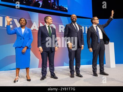 Birmingham Regno Unito. 10/02/2024, quattro candidati leader (R-L) Tom Tugendhat, James Clever, Robert Jenrick e Kemi Badenoch si uniscono sul palco. Gli ultimi discorsi dei leader della conferenza dei conservatori Birmingham Regno Unito. Tutti e quattro i leader candidati sono saliti sul palco per sostenere la leadership. Birmingham Conference International Convention Centre. Foto del Regno Unito: Garyroberts/worldwidefeatures.com Foto Stock