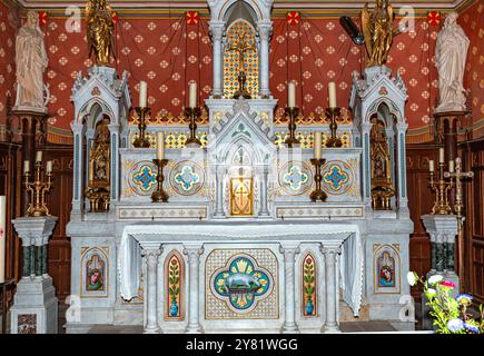 AIGUEZE, GARD, FRANCIA, 19 SETTEMBRE 2024: Interni e dettagli architettonici della chiesa di Saint-roch Foto Stock