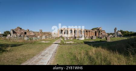 Anfiteatro campano edificato sul modello del Colosseo di Roma / anfiteatro campano costruito sul modello del Colosseo di Roma Foto Stock