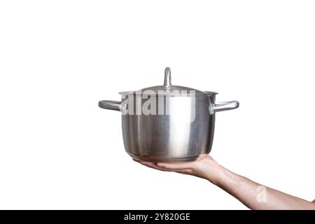 Pentola di cottura in acciaio inox con coperchio. Tenuto a mano da uomo caucasico. Primo piano in studio, isolato sul bianco. Foto Stock