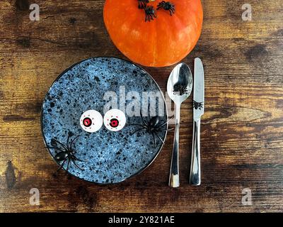 Disposizione del tavolo incredibilmente creativa: Verticale Foto Stock