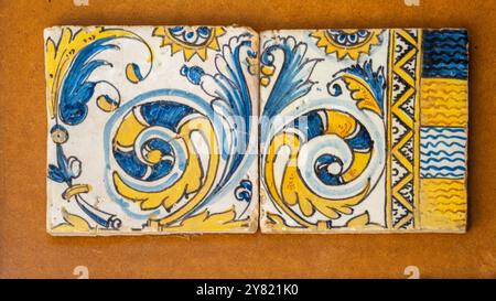 Piastrelle per facciate alte, piastrelle smaltate e dipinte, XVII secolo, bottega aragonese, Museo Diocesano Huesca, comunità aragonese, Spagna Foto Stock