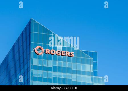 Logo Rogers e firma sull'edificio a North York a Toronto. Foto Stock