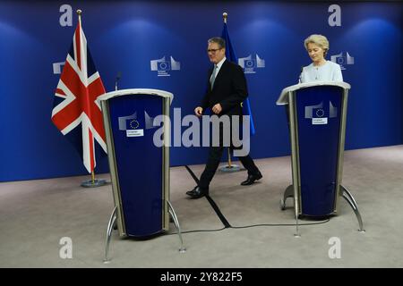 Bruxelles, Belgio. 2 ottobre 2024. Il presidente della Commissione europea Ursula von der Leyen e il primo ministro britannico Keir Starmer si rivolgono ai media, a Bruxelles, Belgio, 2 ottobre 2024. Crediti: ALEXANDROS MICHAILIDIS/Alamy Live News Foto Stock