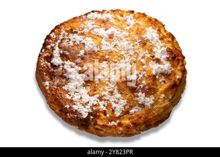 Pan di Spagna di mele fatto in casa ricoperto di zucchero a velo, isolato sul bianco con percorso di ritaglio incluso Foto Stock