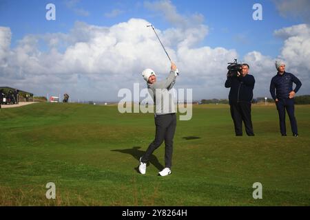 2 ottobre 2024; Old Course at St Andrews, St Andrews, Fife, Scozia; Alfred Dunhill Links Golf Championship, terzo Practice Day; Rory McIlroy dell'Irlanda del Nord colpisce un tiro dal fairway sulla diciassettesima buca dell'Old Course, St Andrews, durante un round di prove davanti al Dunhill Links Championship Foto Stock