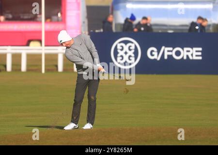 2 ottobre 2024; Old Course at St Andrews, St Andrews, Fife, Scozia; Alfred Dunhill Links Golf Championship, terzo Practice Day; Rory McIlroy dell'Irlanda del Nord colpisce un tiro dal fairway sulla diciottesima buca dell'Old Course, St Andrews, durante un round di prove davanti al Dunhill Links Championship Foto Stock