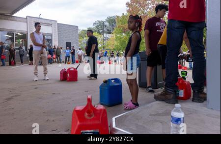 Asheville, Stati Uniti. 29 settembre 2024. I residenti di Asheville si allineano per la benzina in una stazione di servizio domenica 29 settembre 2024. I resti dell'uragano Helene causarono ampie inondazioni, alberi abbattuti e interruzioni di corrente nella Carolina del Nord occidentale. (Foto di Travis Long/The News & Observer/TNS/Sipa USA) credito: SIPA USA/Alamy Live News Foto Stock