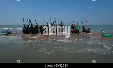 Vista aerea dei tradizionali pescherecci lunari del Bangladesh, della divisione Chittagong, del Cox's Bazar Sadar, Bangladesh Foto Stock