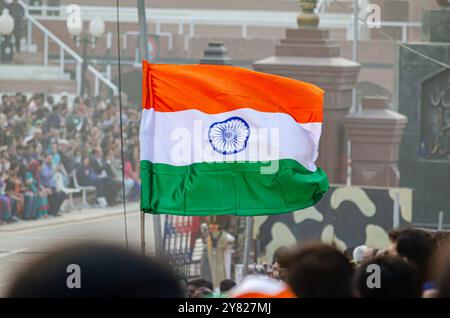 Bandiera indiana alla cerimonia di confine Attari-Wagah, Punjab Foto Stock