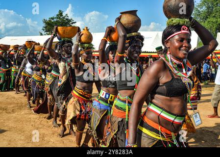 Donne di Karimojong che trasportano calabroni a Kotido, Karamoja Uganda, Foto Stock