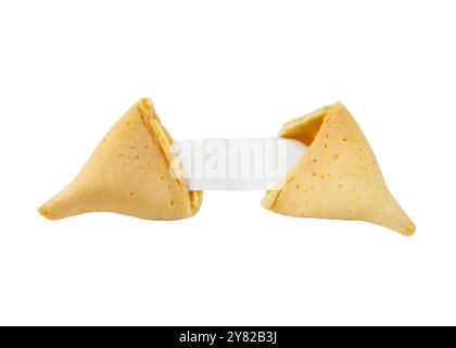 Aperto biscotto della fortuna con un pezzo di carta vuoto all'interno, una "fortuna". Svuotare la carta da riempire. Sfondo bianco studio. Foto Stock