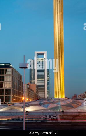 Dettaglio di Calatrava obelisco e Cuatro Torres, Vista notte. Plaza de Castilla, Madrid, Spagna. Foto Stock