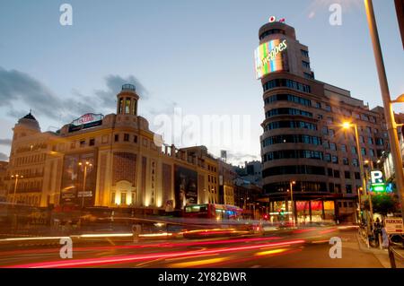 Gran via e Plaza de Callao, vista notturna. Madrid, Spagna. Foto Stock