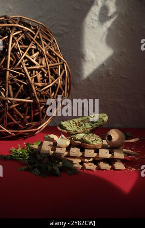 Deliziosi panini al burro di spinaci su sfondo rosso brillante, che catturano un aspetto vivace, sano e fresco con colori naturali e vivaci Foto Stock