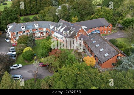 Sidmouth, Regno Unito. 2 ottobre Vista generale della Holmesley Care Home, ora rinominata vale View Heights Care Home a Sidford, Devon, dove sette anziani residenti morirono per contrarre il coronavirus nel marzo/aprile 2021. Un infermiere della casa di cura ha rifiutato di indossare un facciale durante la pandemia, perché credeva che l'epidemia fosse una cospirazione! Un'inchiesta sui sette morti è in corso presso la County Hall di Exeter, devon, e sta ricevendo prove dal personale collegato alla casa di cura. Credito: Mark Passmore/Alamy Live News Foto Stock