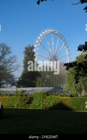 Kuehlungsborn, Germania - 30 maggio 2021: Ruota panoramica bianca dietro alberi e piante in una serata primaverile con nebbia leggera sulla costa baltica nel nord del G Foto Stock